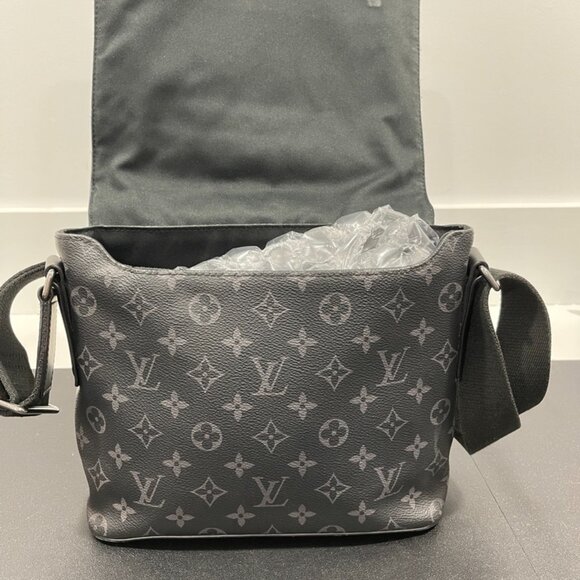 Louis Vuitton District PM Damier Graphite Messenger Bag (144716) - Picture 3 of 16